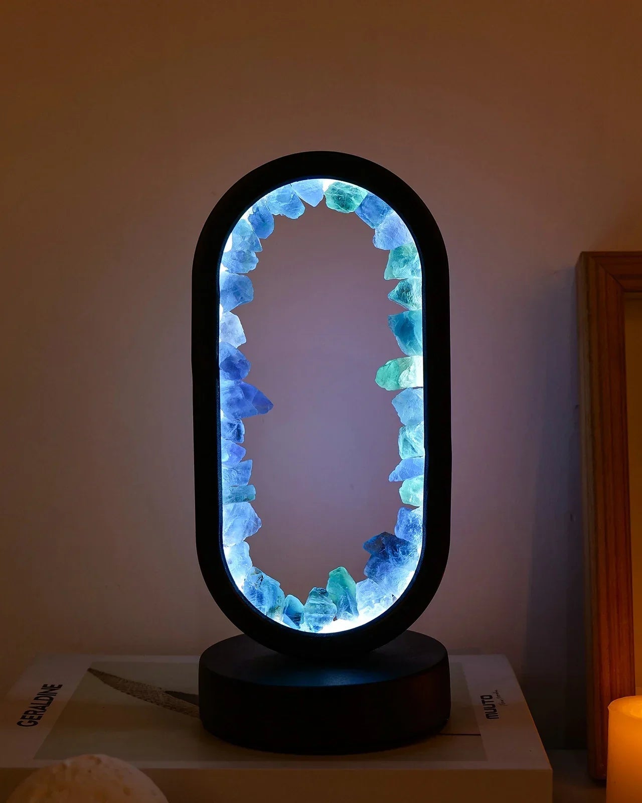 Miłośnicy Designu Lampa Stołowa LED – Eleganckie Kryształy i Uspokajające Światło 1